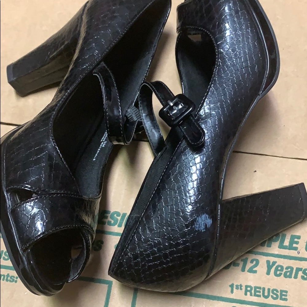 Shoes - Picture 4 of 4
